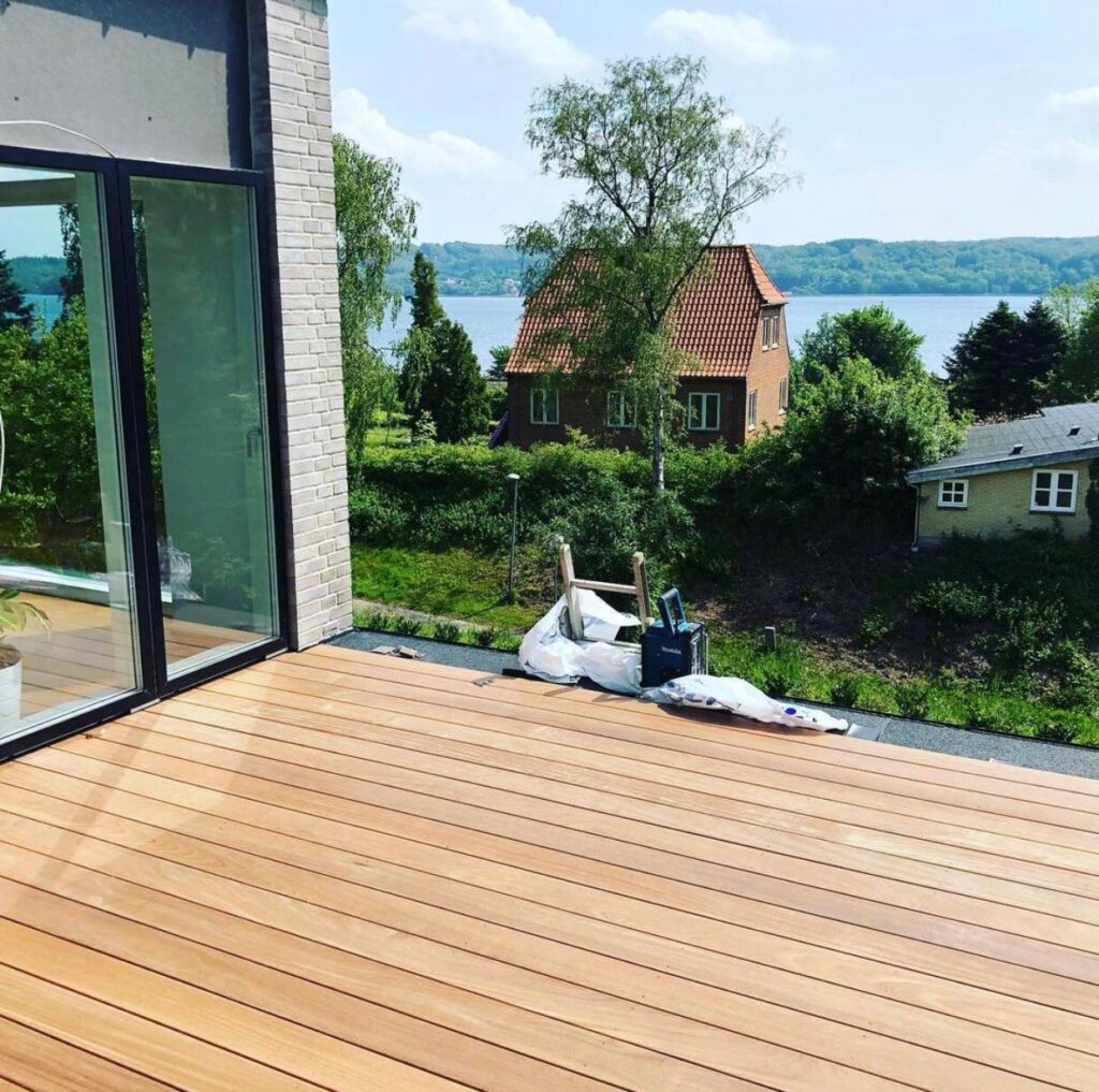 Nyetableret træterrasse med udsigt over vejle fjord